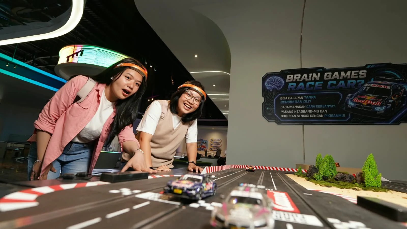 Pengunjung saat mencoba alat peraga sains interaktif, Brain Race Car yang seru. Foto: Dok.