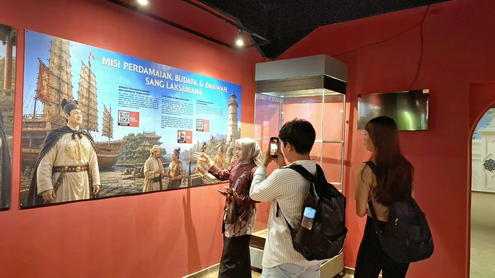 Pengunjung saat didampingi guide di Zona Budaya sebagai pengejawantahan rekreasi edukatif. Foto: Dok.