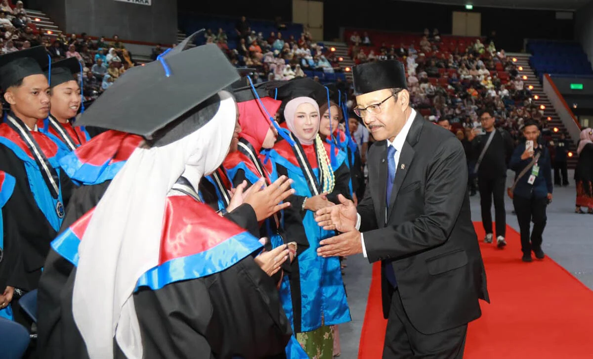 Gus Ipul Ajak Wisudawan Poltekesos Jadi Agen Perlindungan Sosial dan Terlibat di Sekolah Rakyat
