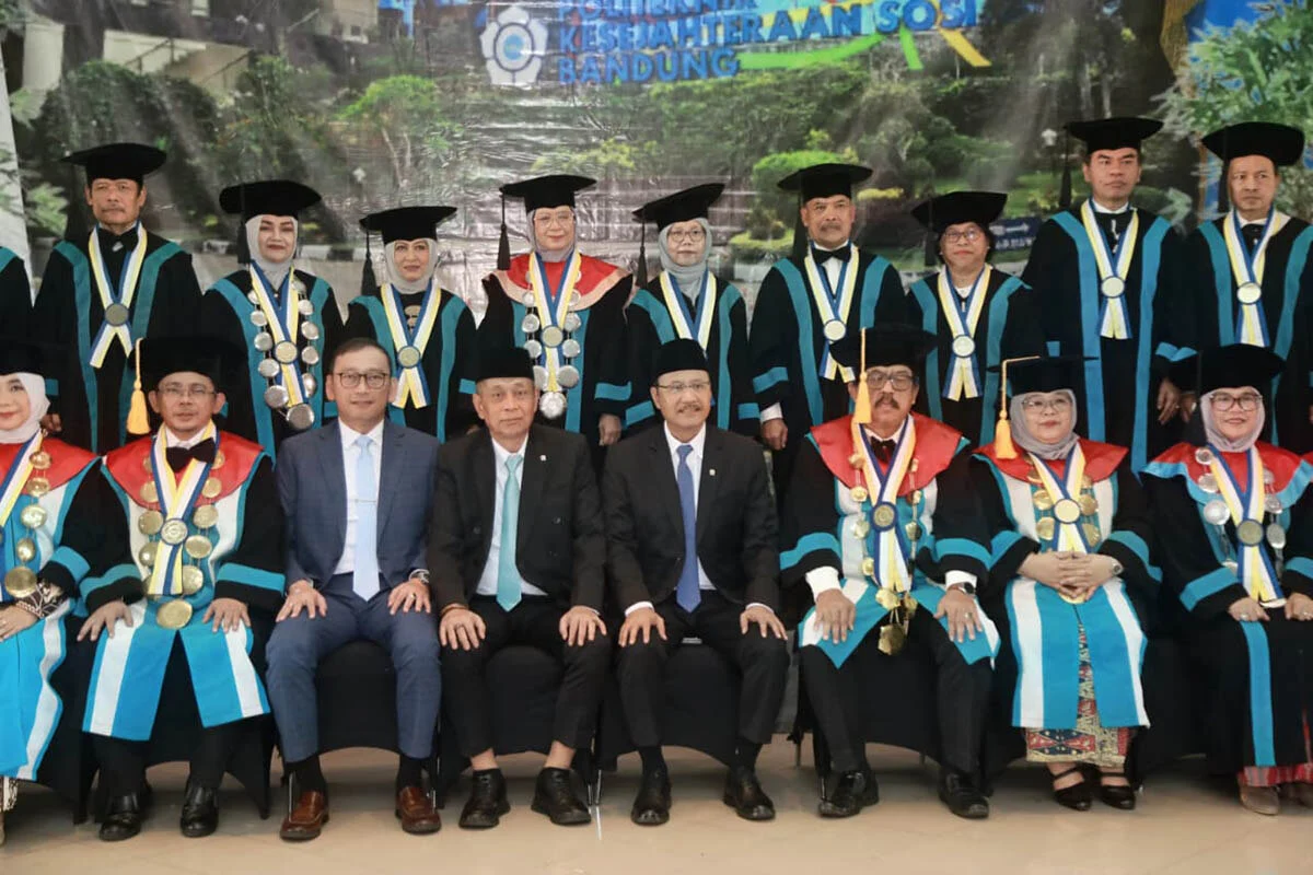 Gus Ipul Ajak Wisudawan Poltekesos Jadi Agen Perlindungan Sosial dan Terlibat di Sekolah Rakyat