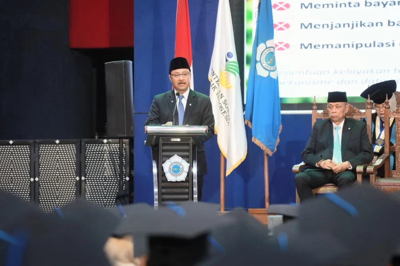 Gus Ipul Ajak Wisudawan Poltekesos Jadi Agen Perlindungan Sosial dan Terlibat di Sekolah Rakyat
