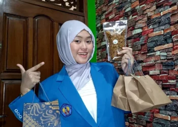 Inovasi Lulusan Terbaik Teknik Lingkungan ITN Malang: Olah Biji Salak dan Jelantah Jadi Lilin Aromaterapi Ramah Lingkungan