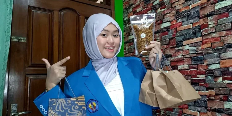 Inovasi Lulusan Terbaik Teknik Lingkungan ITN Malang: Olah Biji Salak dan Jelantah Jadi Lilin Aromaterapi Ramah Lingkungan