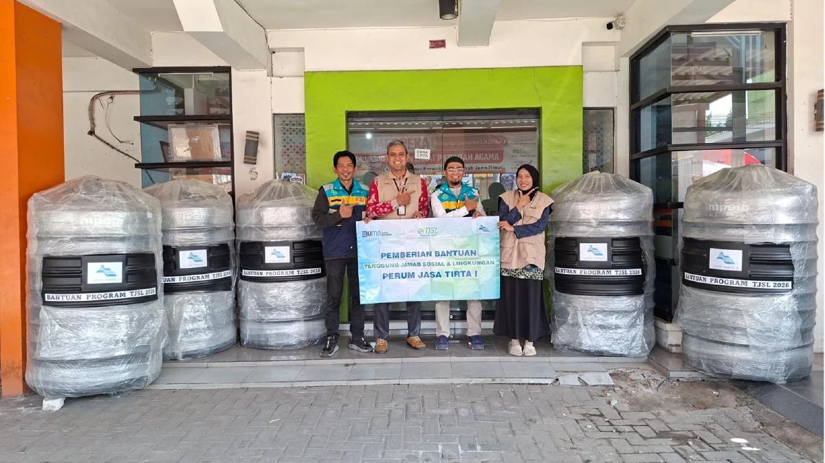 Penyaluran air minum dan toren air bersih dari PJT I untuk masyarakat terdampak gempa NTT.
