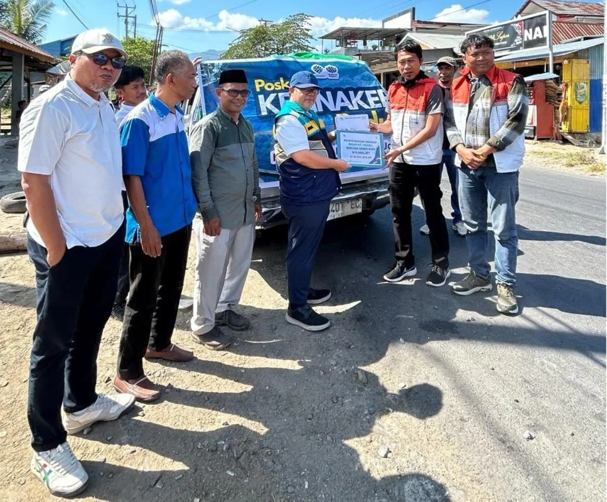 Penyaluran bantuan PJT I kepada warga terdampak gempa di Manggarai Barat.