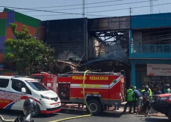 Kebakaran toko - Kebakaran Toko Madura di Galunggung, Dua Bangunan Ikut Terbakar