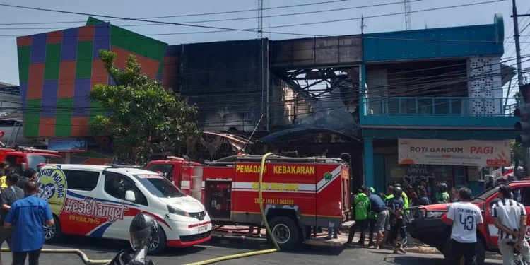 Kebakaran toko - Kebakaran Toko Madura di Galunggung, Dua Bangunan Ikut Terbakar