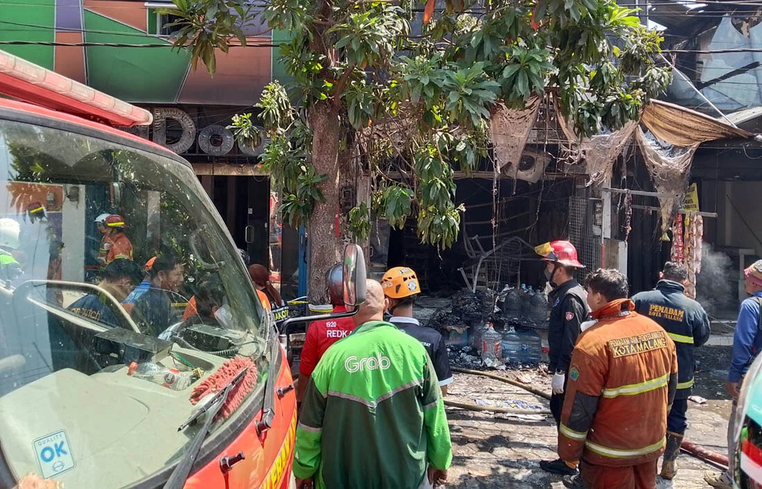 Kebakaran toko - Kebakaran Toko Madura di Galunggung, Dua Bangunan Ikut Terbakar