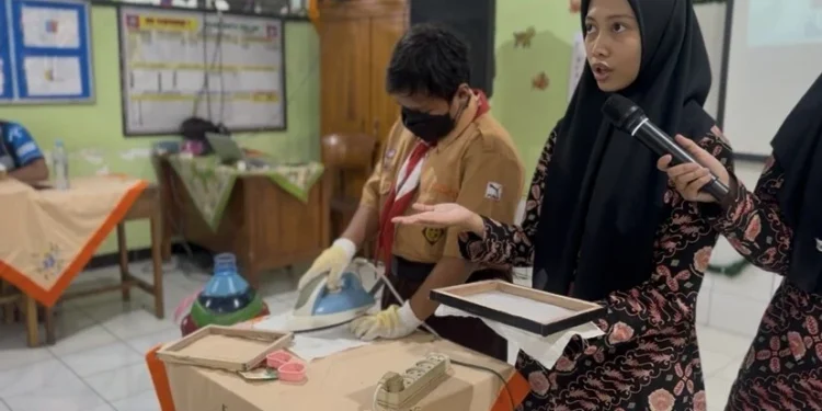Mahasiswa PPG Unikama Ajak Siswa SDN Tanjungrejo 3 Olah Sampah