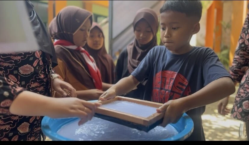 Mahasiswa PPG Unikama Ajak Siswa SDN Tanjungrejo 3 Olah Sampah