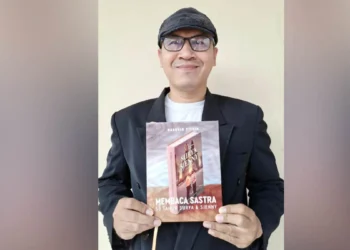 Membaca Sastra 50 Tahun Surya dan Sjenny