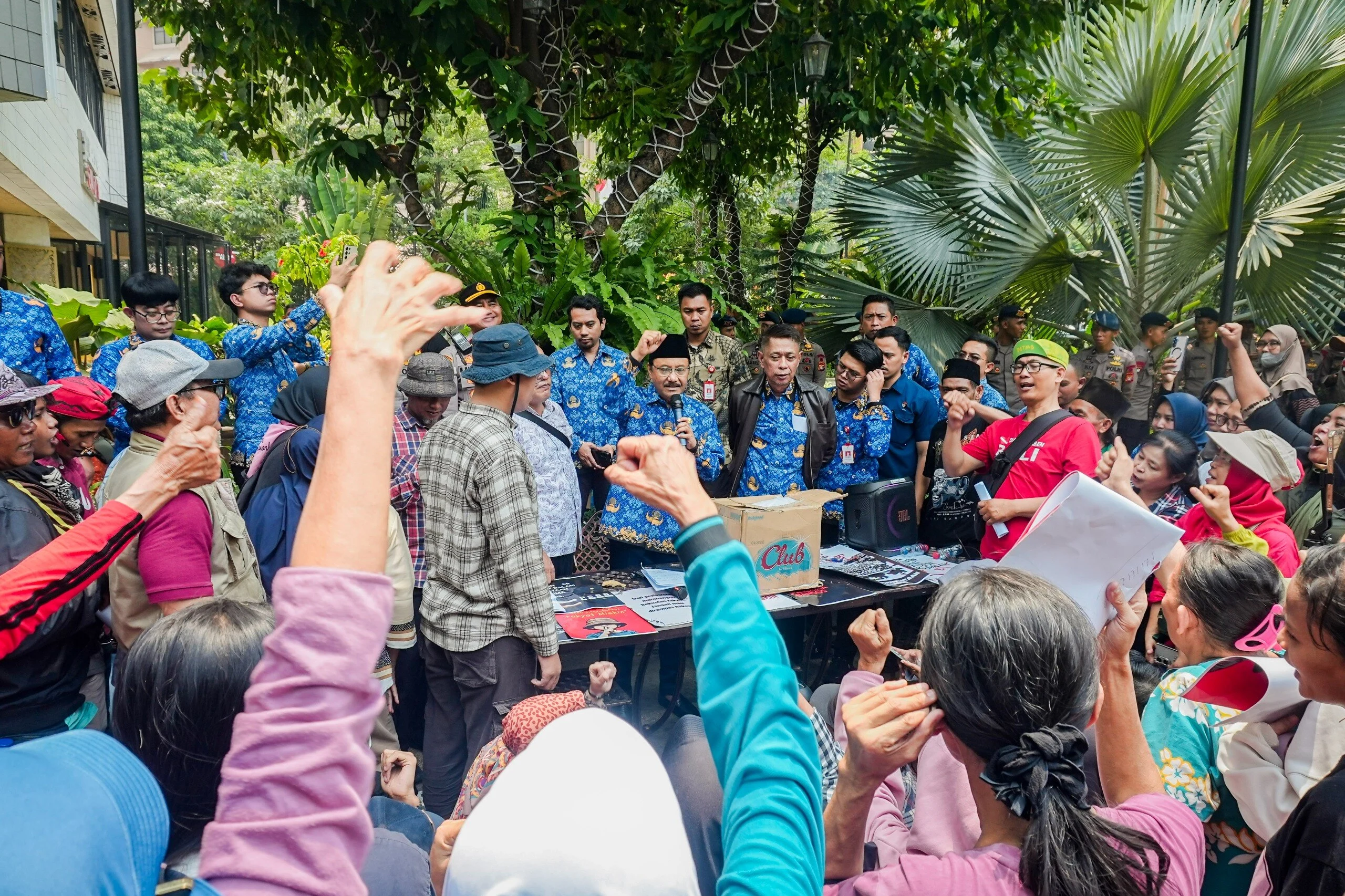 Mensos dan Wamensos Sediakan Kursi untuk Demonstran, Dialog Pembaharuan Data Bansos Berlangsung Segan