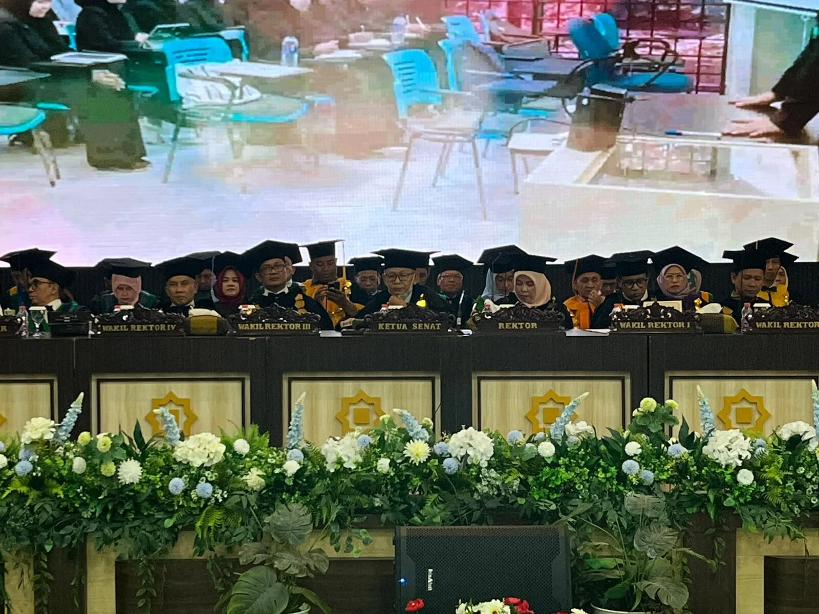 Rektor UIN Malang, Prof. Dr. Hj. Ilfi Nur Diana, M.Si bersama pimpinan kampus dan senat./Foto: Tugumalang.id/Bagus Rachmad Saputra.