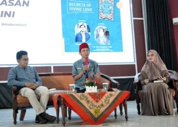 Ach. Dhofir Zuhry (kiri) dan Dr. Sita Acetylena, M.Pd (kanan) dalam bedah buku di PKKMB Unikama 2026. Foto/dok