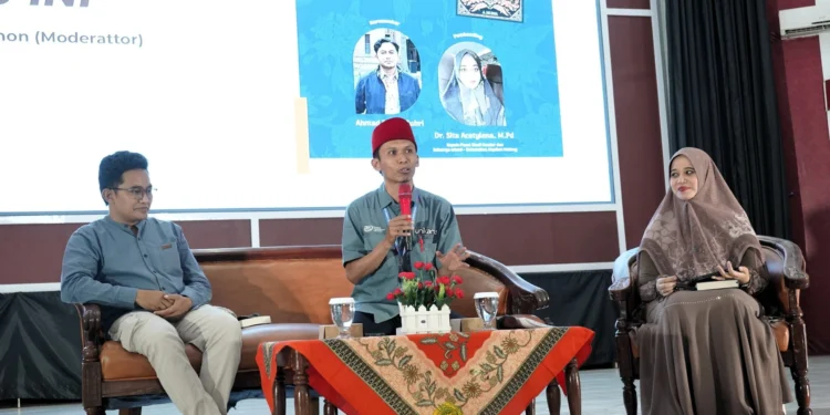 Ach. Dhofir Zuhry (kiri) dan Dr. Sita Acetylena, M.Pd (kanan) dalam bedah buku di PKKMB Unikama 2026. Foto/dok