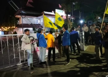 PMII Pasuruan - PMII Pasuruan Segel Gedung DPRD, Nyatakan Mosi Tidak Percaya