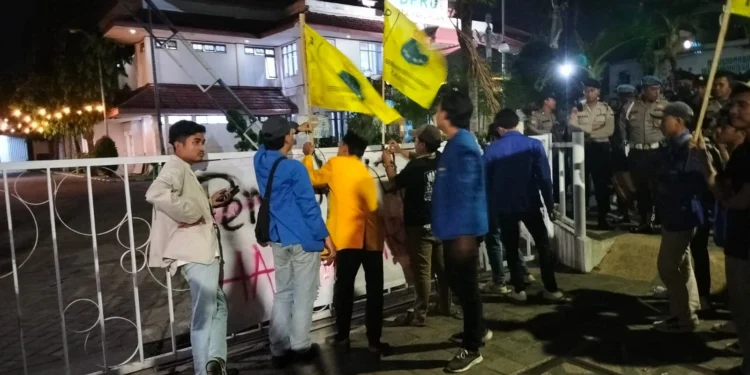PMII Pasuruan - PMII Pasuruan Segel Gedung DPRD, Nyatakan Mosi Tidak Percaya