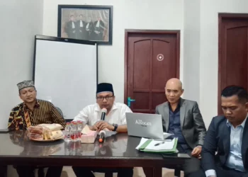 Perwakilan Forum Komunikasi KBIHU Jatim, H Abdulloh Fahmi Salam didampingi kuasa hukumnya memberikan pernyataan soal somasinya untuk Kemenhaj RI (M Sholeh)