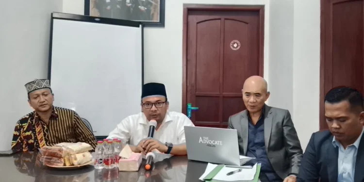 Perwakilan Forum Komunikasi KBIHU Jatim, H Abdulloh Fahmi Salam didampingi kuasa hukumnya memberikan pernyataan soal somasinya untuk Kemenhaj RI (M Sholeh)