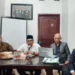 Perwakilan Forum Komunikasi KBIHU Jatim, H Abdulloh Fahmi Salam didampingi kuasa hukumnya memberikan pernyataan soal somasinya untuk Kemenhaj RI (M Sholeh)