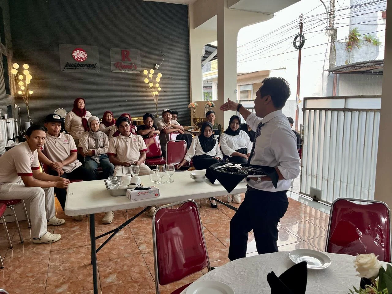 Pramusaji Jadi Wajah Perusahaan, Pusparani Catering Perkuat Standar Pelayanan