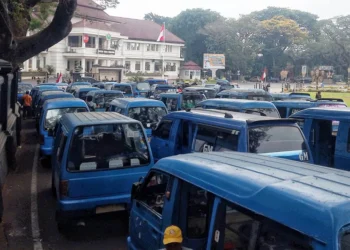 Ratusan Sopir Angkot Malang Demo Tolak Bus Trans Jatim Koridor II