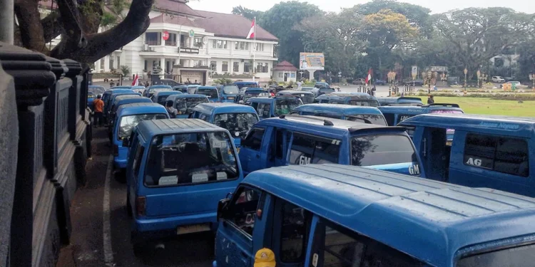 Ratusan Sopir Angkot Malang Demo Tolak Bus Trans Jatim Koridor II