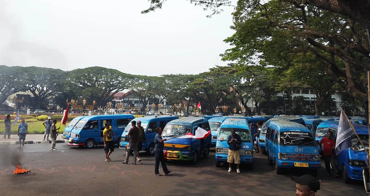 Ratusan Sopir Angkot Malang Demo Tolak Bus Trans Jatim Koridor II