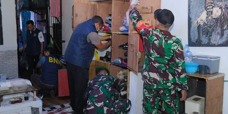 Razia Lapas Malang, Petugas Temukan Ponsel hingga Potongan Besi