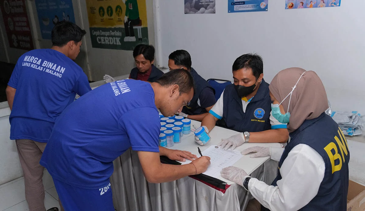 Razia Lapas Malang, Petugas Temukan Ponsel hingga Potongan Besi