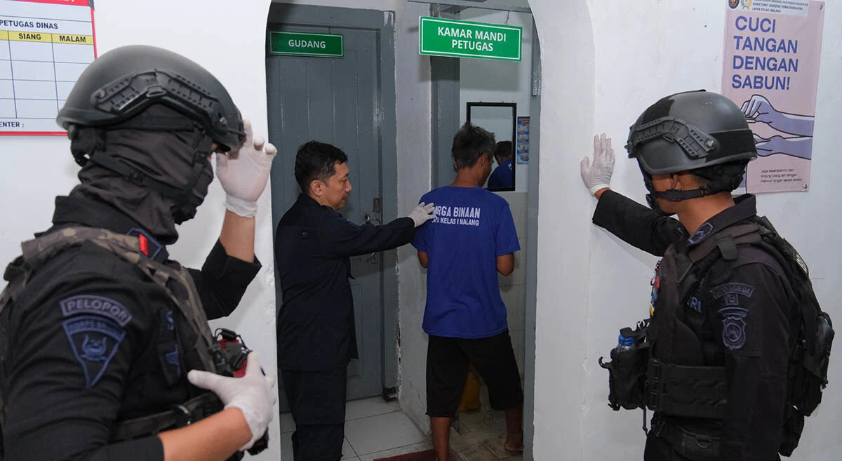Razia Lapas Malang, Petugas Temukan Ponsel hingga Potongan Besi