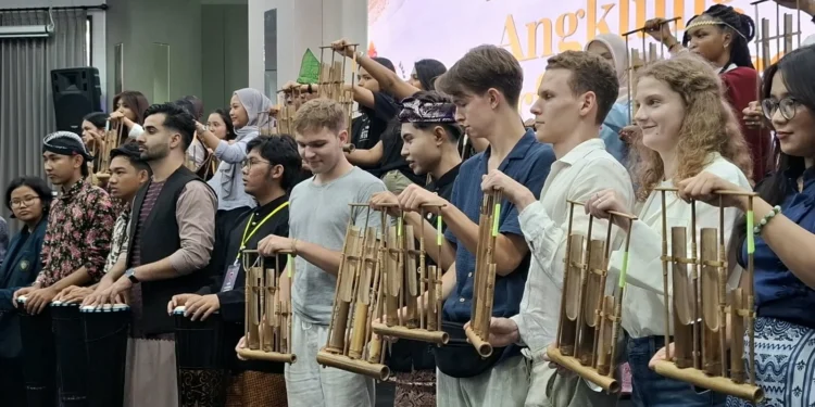 Sambut 32 Mahasiswa dari 23 Negara, FEB UB Kenalkan Budaya Nusantara di Cultural Day 2026