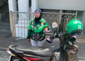 Setiap Pagi Narik, Siang Jemput Anak: Kisah Ika, Driver Ojol Perempuan di Malang