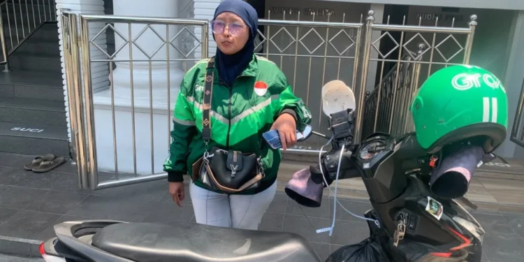 Setiap Pagi Narik, Siang Jemput Anak: Kisah Ika, Driver Ojol Perempuan di Malang
