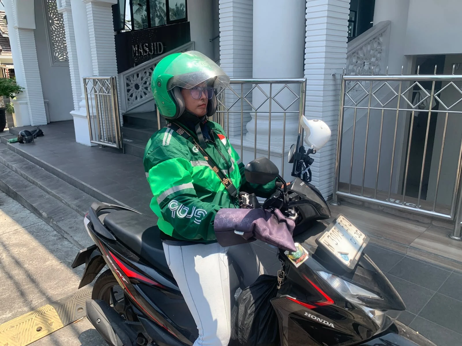 Setiap Pagi Narik, Siang Jemput Anak: Kisah Ika, Driver Ojol Perempuan di Malang