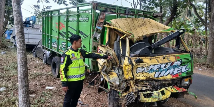 Truk Bibit Tebu Terperosok ke Sungai Brantas di Kepanjen, 2 Orang Luka