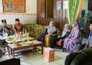Kunjungan jajaran pimpinan Unisma ke rumah maba disabilitas di Mojokerto. Foto: Dok.