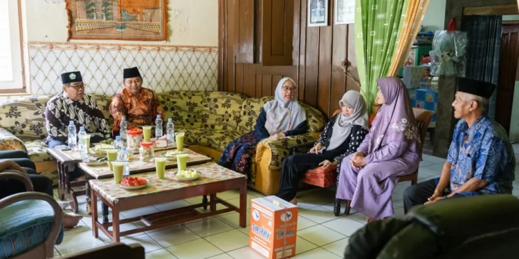 Kunjungan jajaran pimpinan Unisma ke rumah maba disabilitas di Mojokerto. Foto: Dok.