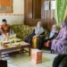 Kunjungan jajaran pimpinan Unisma ke rumah maba disabilitas di Mojokerto. Foto: Dok.