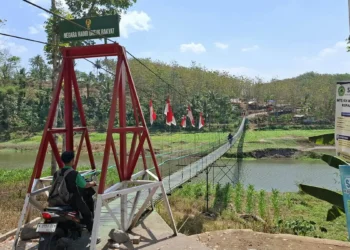 Warga Ternyang Pasang Besi Penyangga di Jembatan Garuda Termangun