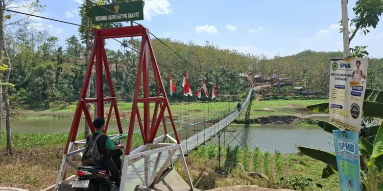Warga Ternyang Pasang Besi Penyangga di Jembatan Garuda Termangun