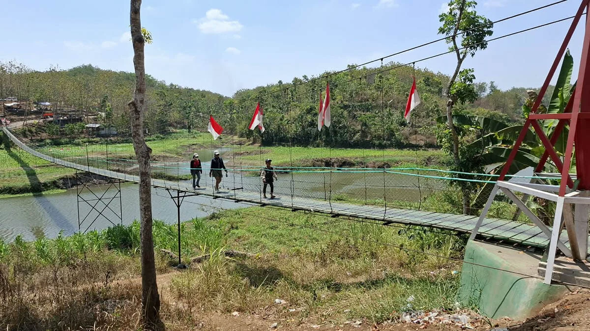 Warga Ternyang Pasang Besi Penyangga Di Jembatan Garuda Termangun 18