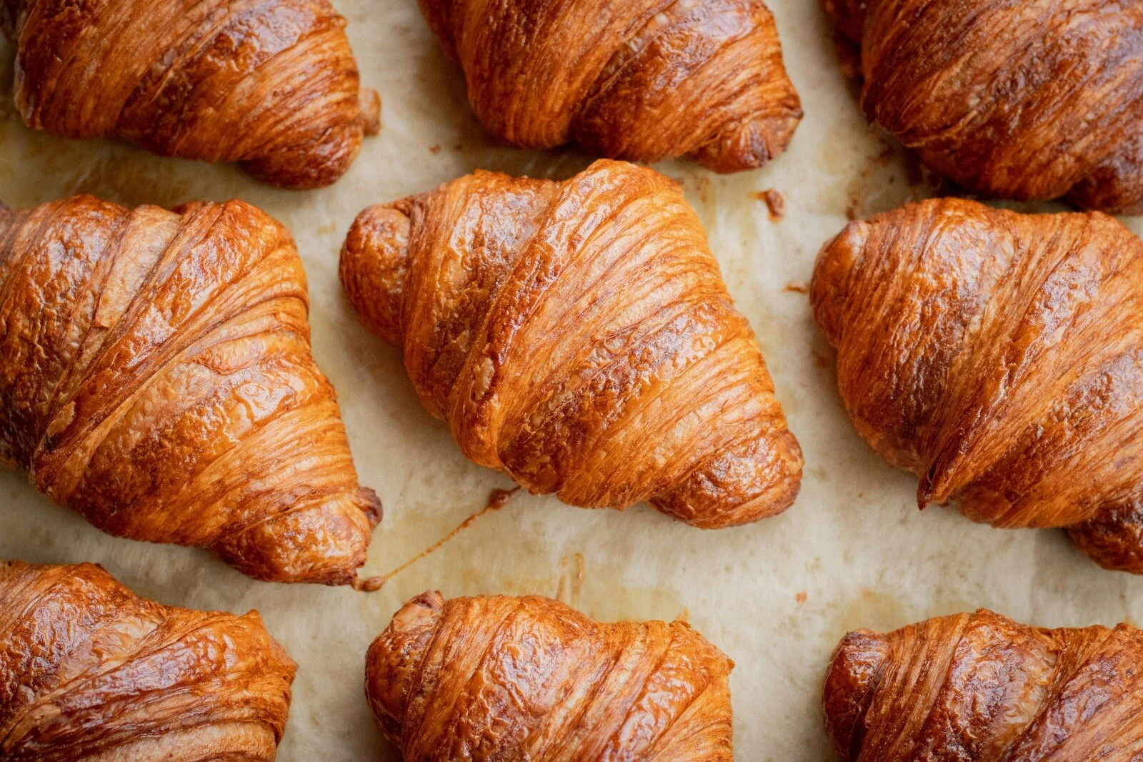Kuliner khas Prancis, croissant. Foto: Unsplash.com/Conor Brown