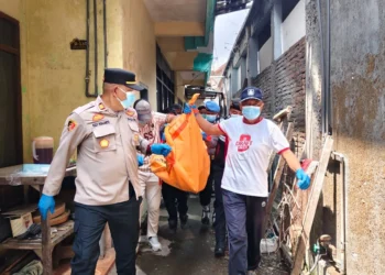 Evakuasi jasad nenek sebatang kara meninggal di Pujon, Malang. Foto: Dok.