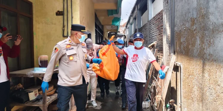 Evakuasi jasad nenek sebatang kara meninggal di Pujon, Malang. Foto: Dok.