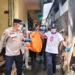 Evakuasi jasad nenek sebatang kara meninggal di Pujon, Malang. Foto: Dok.