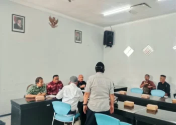 Forum pertemuan warga Perum Griya Shanta di Kantor Dishub Kota Malang dalam pembahasan upaya pembukaan blokade jalan alternatif. (Foto/M Sholeh)