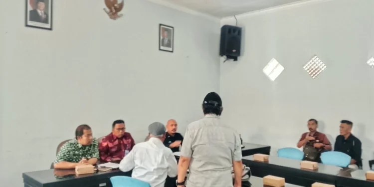 Forum pertemuan warga Perum Griya Shanta di Kantor Dishub Kota Malang dalam pembahasan upaya pembukaan blokade jalan alternatif. (Foto/M Sholeh)