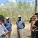 Ketua BAKN RI Andreas Eddy Susetyo (kiri) dan Kepala Eksekutif OJK Hasan Fawzi saat meninjau potensi karbon mangrove di Pantai CMC Tiga Warna. Foto: Azmy