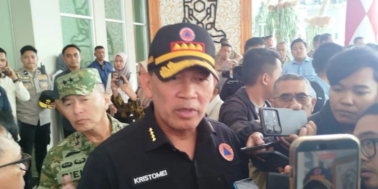BNPB Kerahkan Helikopter Water Bombing untuk Padamkan Karhutla Gunung Arjuno